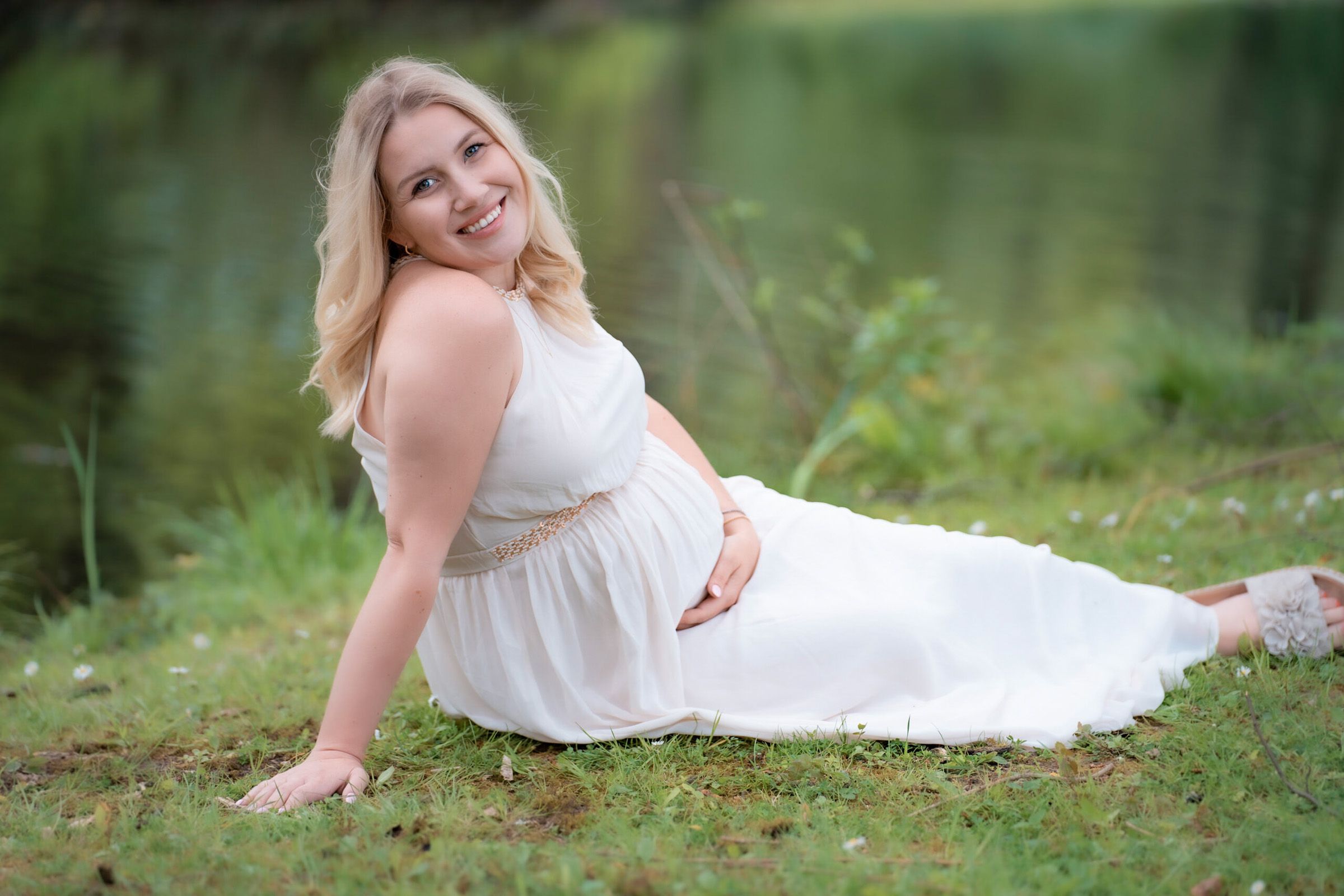 Babybauch in der Natur