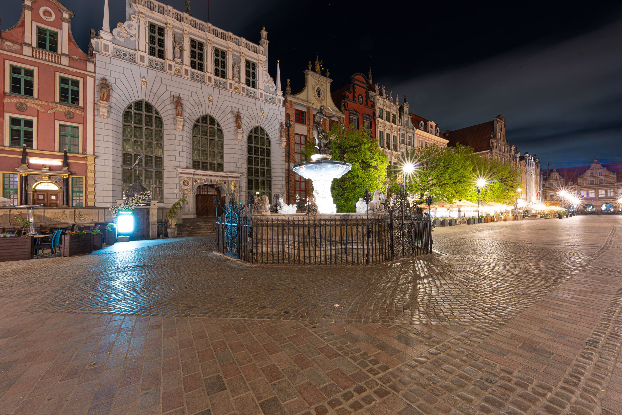 Beleuchteter Platz mit Lichtinstallation bei Nacht - Neptun Danzig Altstadt