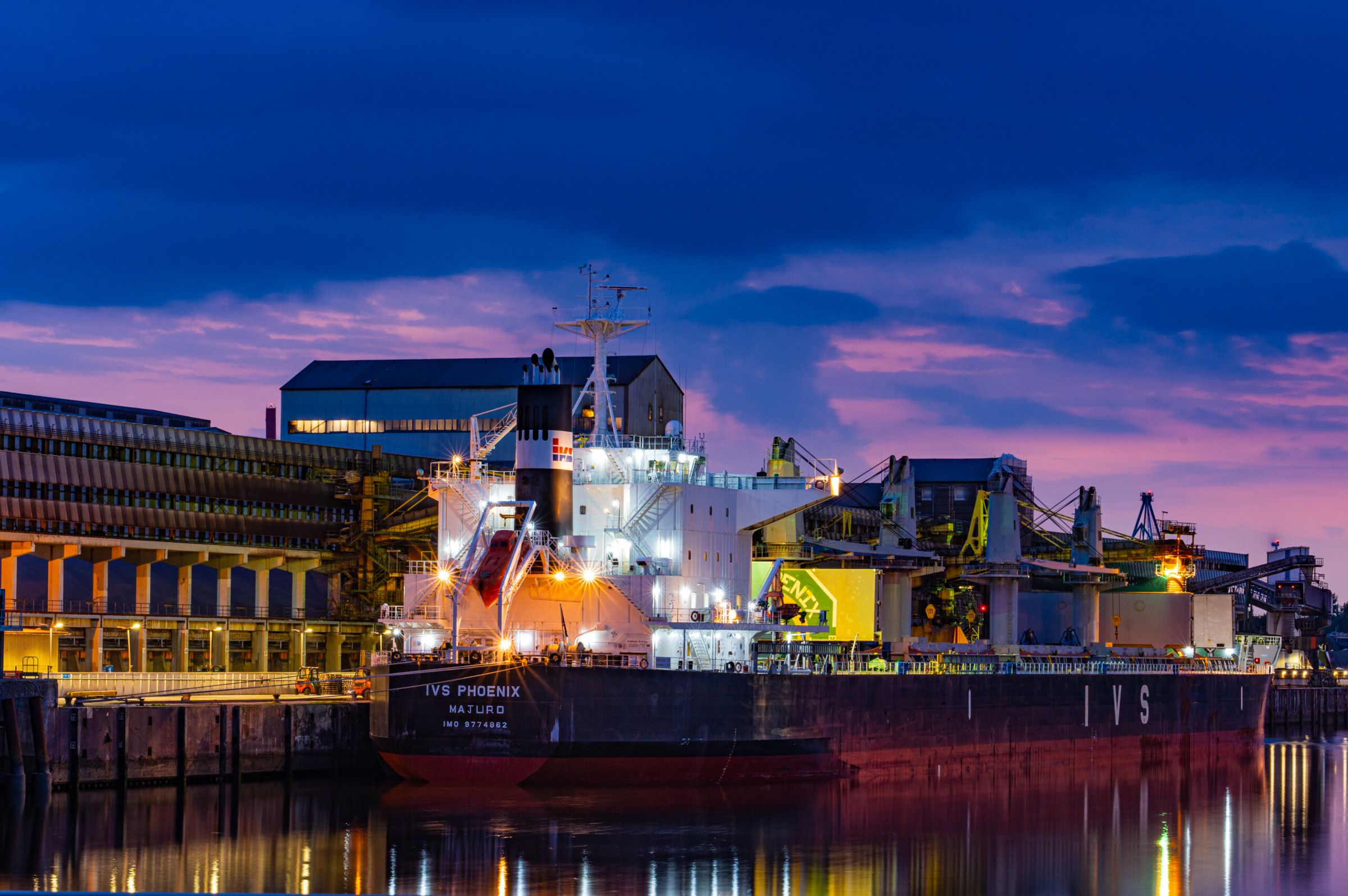 Hamburg - Hafen Wasser Spiegelungen